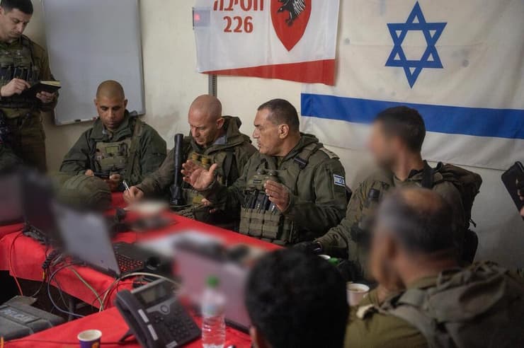 "נמשיך עד שכל השטח עד הליטאני יפורז". הרמטכ"ל בתוך לבנון (צילום: דובר צה"ל) הרמטכ"ל בהערכת מצב בדרום לבנון