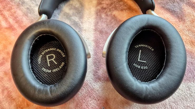 האוזניות HDB 630 של סנהייזר (רפאל קאהאן) האוזניות HDB 630 של סנהייזר