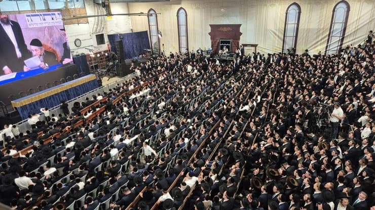 אלפים באולם, שלפי המארגנים הוא ממוגן