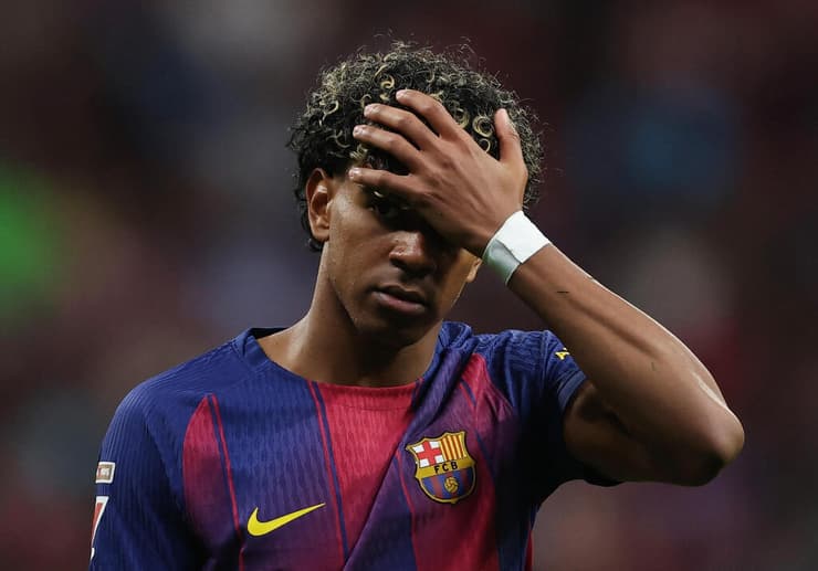 מה עובר עליו? ימאל (צילום: REUTERS/Gonzalo Fuentes) מה עובר עליו? ימאל