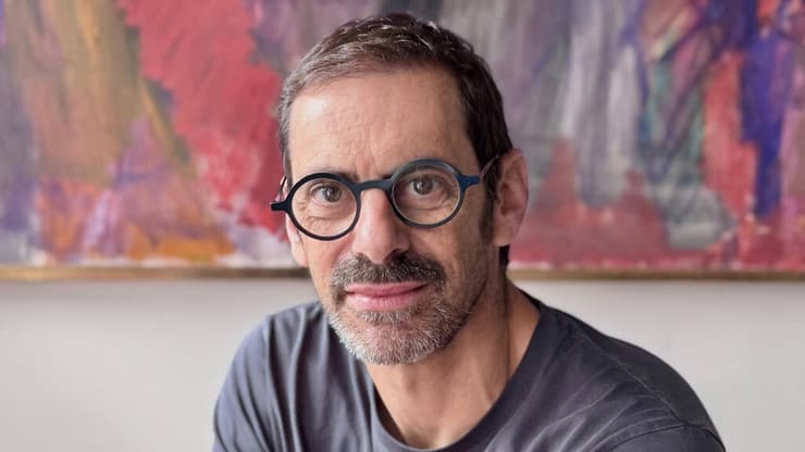 "דיונים על המשמעות האמיתית של חופש הביטוי". דיוויד שדראק-סמית' (צילום: Anne-Marcelle Ngabirano) דיוויד שדראק-סמית'