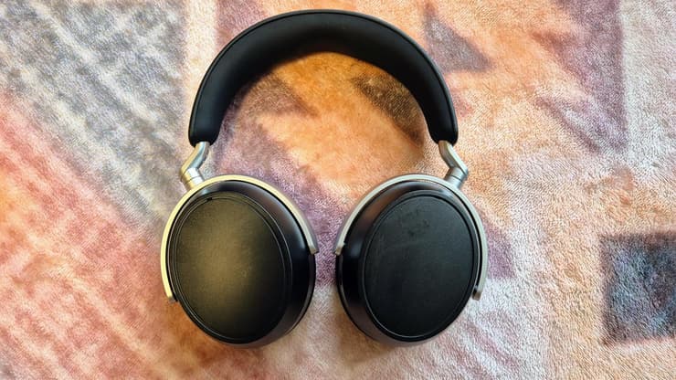 האוזניות HDB 630 של סנהייזר (רפאל קאהאן) האוזניות HDB 630 של סנהייזר