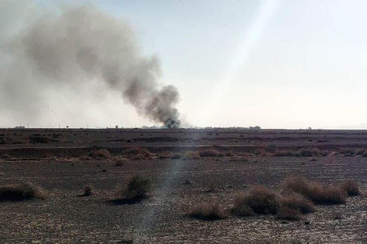 עשן באזור בו הופל המטוס האמריקני בשטח איראן (צילום: SEPAH NEWS / AFP) עשן מיתמר מהאיזור בו הופל המטוס האמריקני בשטח איראן