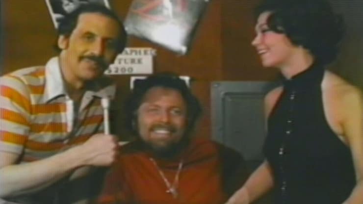 גבר מזוקן עם ביצים. אל גולדשטיין (באמצע) (צילום: Midnight Blue, באדיבות Sundance Film Festival) פאבליק אקסס מידנייט בלו אל גולדשטיין