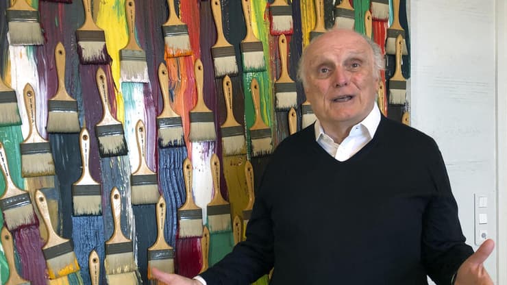 דיוויד נחמד ליד יצירתו של האמן האמריקני-צרפתי ארמן, בביתו של נחמד במונקו