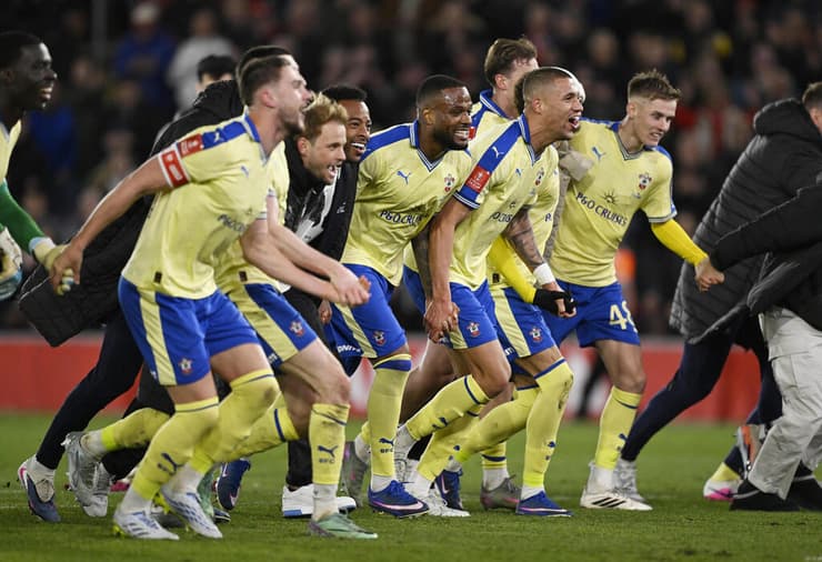 50 שנה אחרי הזכייה האחרונה של המועדון בגביע. שחקני סאותהמפטון חוגגים (צילום: REUTERS/Tony O Brien) שחקני סאותהמפטון חוגגים