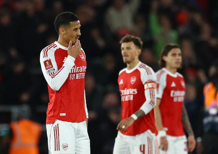 שחקני ארסנל המומים (צילום: Reuters/Matthew Childs) שחקני ארסנל מאוכזבים