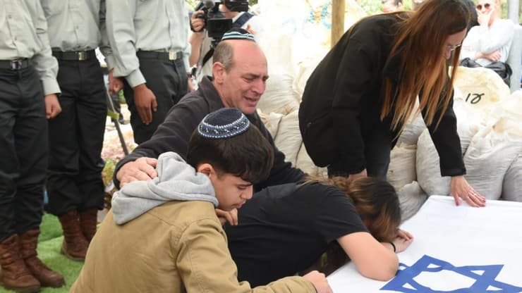 ההורים חגית וניר, האחות שני והאח עומר (צילום: אביהו שפירא) גיא לודר ז"ל מובא למנוחות