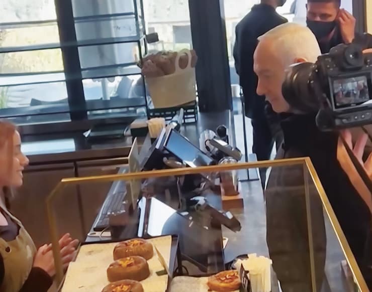 נתניהו והבריסטה. רוגן שיכנע את עצמו ואת מאזיניו שהסרטון זויף נתניהו והבריסטה. רוגן שיכנע את עצמו ואת מאזיניו שהסרטון זויף