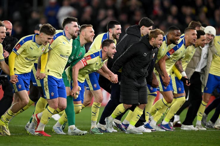 הקדושים ופרץ חוגגים עם הקהל (צילום: Mike Hewitt/Getty Images) דניאל פרץ