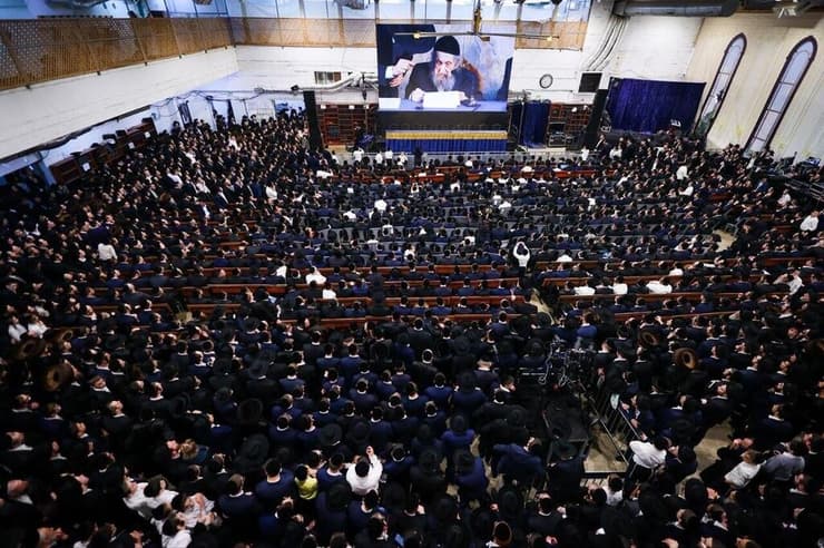 נאומו של הרב לנדו הוקרן על מסך