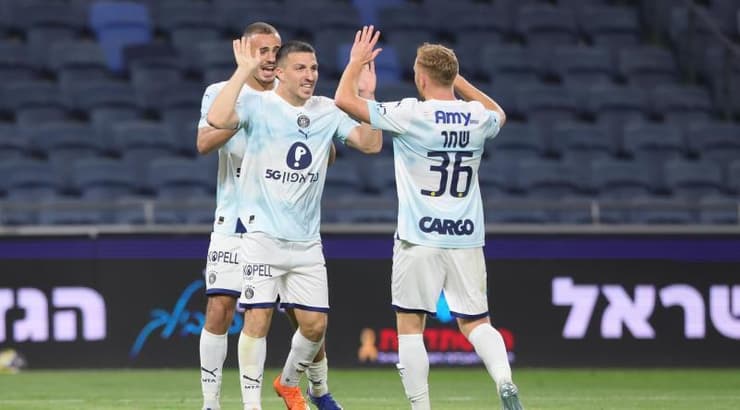 שחקני מכבי ת"א חוגגים מול הפועל חיפה, אתמול