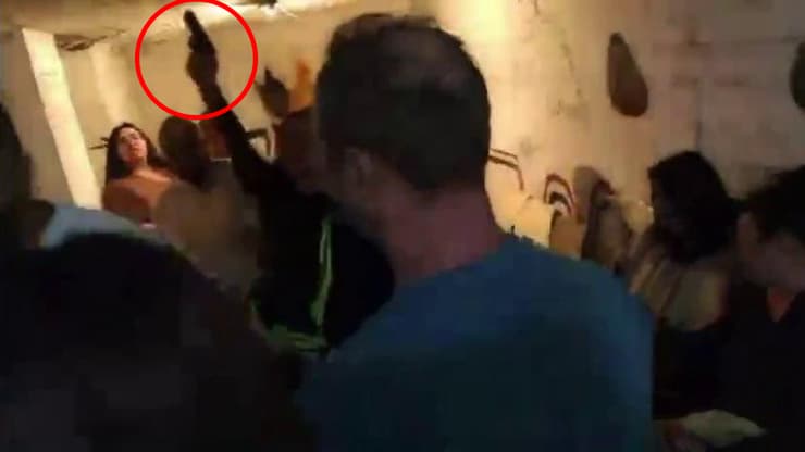 שליפת האקדח במקלט שוטרת מאיימת על אזרח במקלט ושולפת עליו אקדח