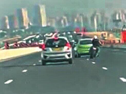 האופנוע של אייל יהודה מאחורי הרכב של ישראל חקאק (בירוק), דקות לפני התאונה