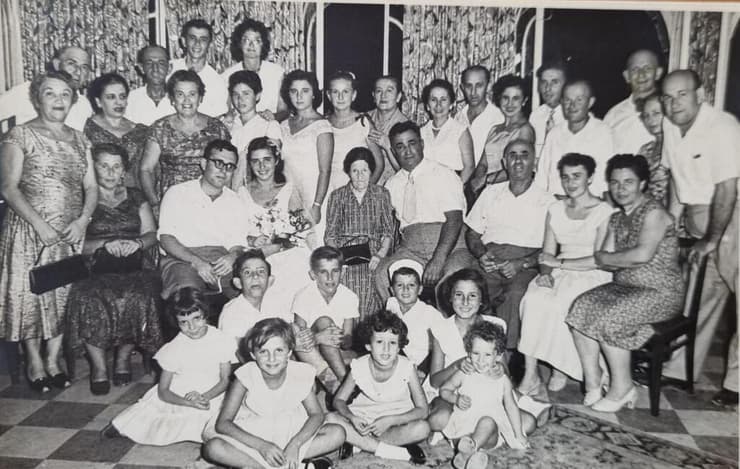 החתונה של חנה וחנוך, 1957. רוב הקהל הנהנה הזה זכה בחייו בסיוע שני אבות: יצחק רוזנבלום ומשה אפלשטיין החתונה של חנה וחנוך, 1957. רוב הקהל הנהנה הזה זכה בחייו בסיוע שני אבות: יצחק רוזנבלום ומשה אפלשטיין