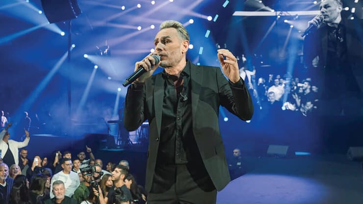 מתוך סרטון של הופעה של מושיק עפיה מתוך סרטון של הופעה של מושיק עפיה