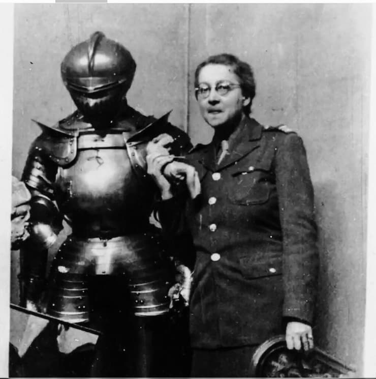 רוז ואלאן מצולמת עם "שריון נירנברג" בוויסבאדן, גרמניה, 1946