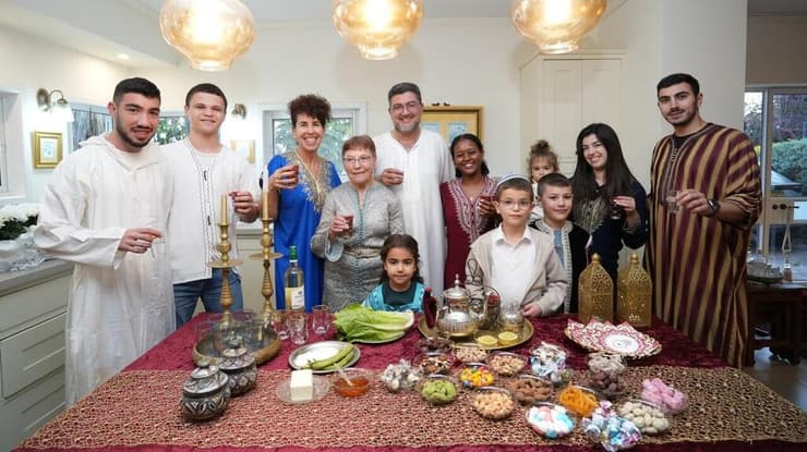 משפחת ברששת ממושב ניר ישראל חוגגים מימונה