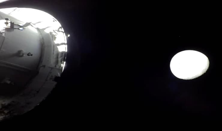 החללית אוריון והירח