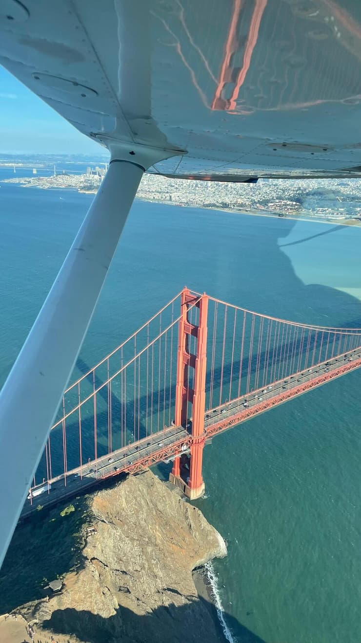 טסים מעל גשר שער הזהב