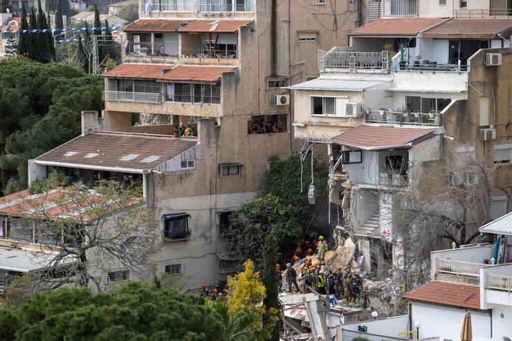 הבניין שבו נפגע מיכאל בחיפה (צילום: עידו ארז) חיפוש אחר נעדרים בזירה בחיפה