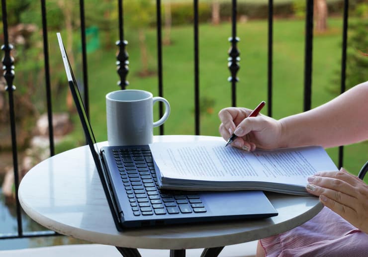 אנחנו מצפים שמאמר שיוצא לאוויר העולם יהיה, עד כמה שאפשר לוודא זאת, נכון לגמרי. אישה מתקנת מאמר