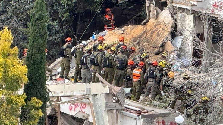 חיפוש אחר נעדרים בזירה בחיפה (צילום: איתן גליקמן ) חיפוש אחר נעדרים בזירה בחיפה