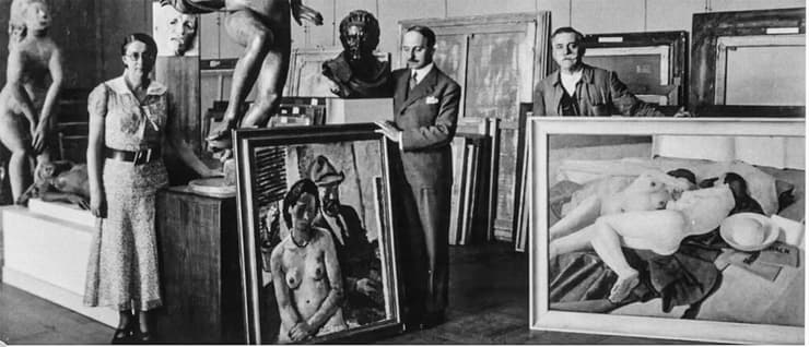 משמאל לימין: רוז ואלאן, אנדרה דזארואה ושומר במוזיאון "ז׳ה דה פום", 1935 . דזארואה היה מנהל המוזיאון באותה התקופה