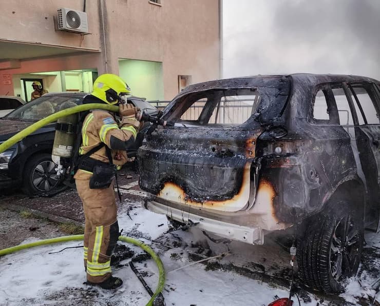 רכב שרוף בחיפה אחרי פגיעת הטיל המתפצל מאיראן