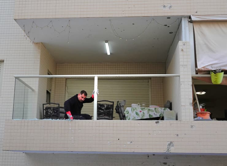 רכבים שרופים בזירת הנפילה בפתח תקווה