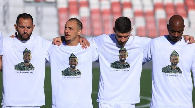 שחקני מכבי הרצליה עם חולצות לזכרו של בן כהן ז״ל