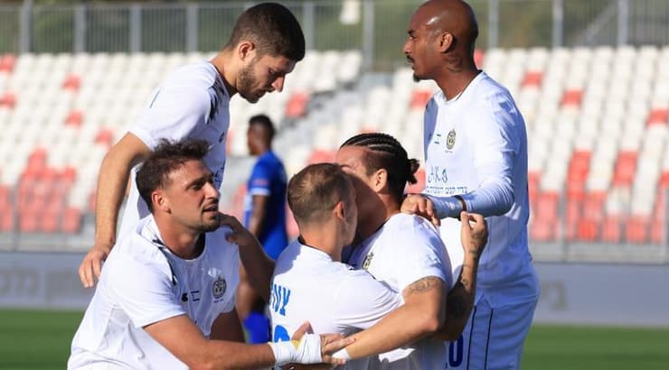 שחקני מכבי הרצליה חוגגים