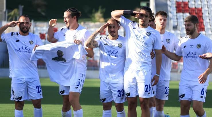 שחקני מכבי הרצליה חוגגים ומצדיעים לבן כהן ז״ל