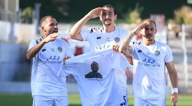 שחקני מכבי הרצליה חוגגים ומצדיעים לבן כהן ז״ל