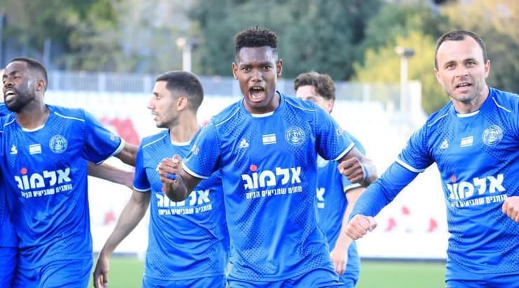 שחקני הפועל עכו חוגגים