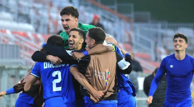 שחקני הפועל עכו חוגגים