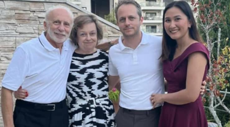 "הדירה שלנו קרסה לתוך הדירה שמתחת". מימין: לוסיל, בן זוגה דמיטרי גרשוביץ והוריו לנה וולדימיר זכרם לברכה (באדיבות המשפחה) "הדירה שלנו קרסה לתוך הדירה שמתחת". מימין: לוסיל, בן זוגה דמיטרי גרשוביץ והוריו לנה וולדימיר זכרם לברכה