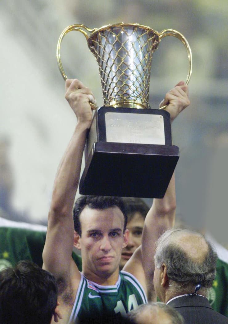 עודד קטש מניף את גביע אירופה היורוליג