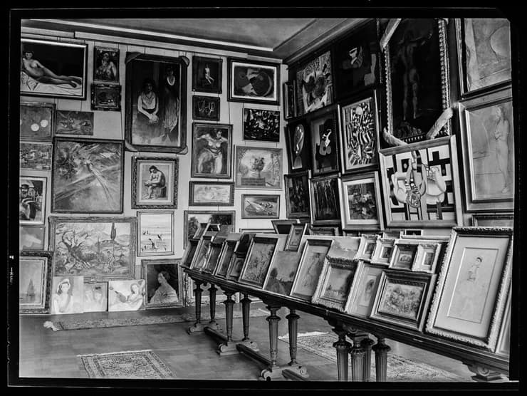 התמונות המיועדות להשמדה במוזיאון "ז'ה דה פוֹם" הארכיון הדיפלומטי של משרד החוץ הצרפתי. תמונתו של פדוֹר וולנשטיין על הקיר השמאלי, מסומנת בעיגול