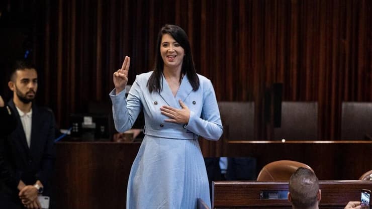 שירלי פינטו קדוש בכנסת. משימת חייה היא לעזור לאנשים עם מוגבלות לחיות חיים מלאים (צילום: יונתן זינדל) שירלי פינטו קדוש בכנסת