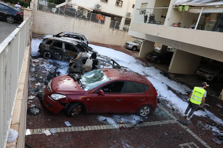 רכבים שרופים בזירת הנפילה בפתח תקווה