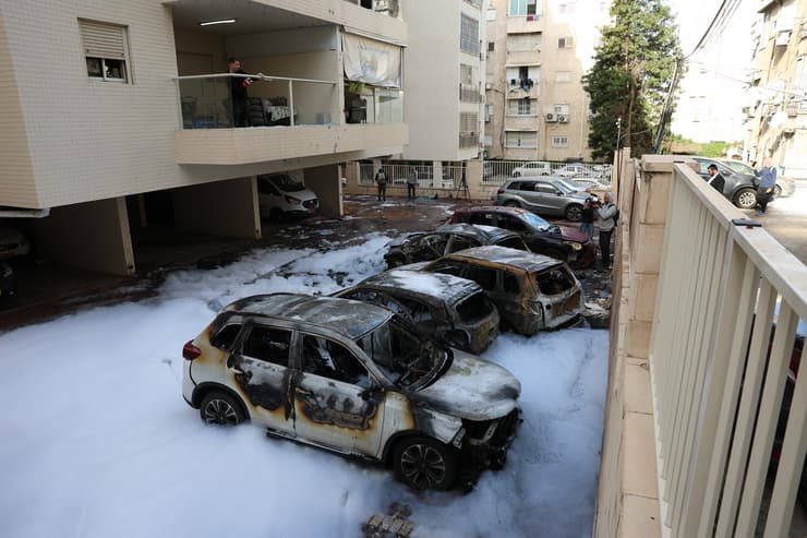 רכבים שרופים בזירת הנפילה בפתח תקווה