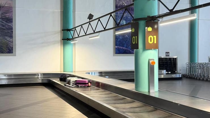 השדה נטוש, ורק המזוודה של ניר על המסוע