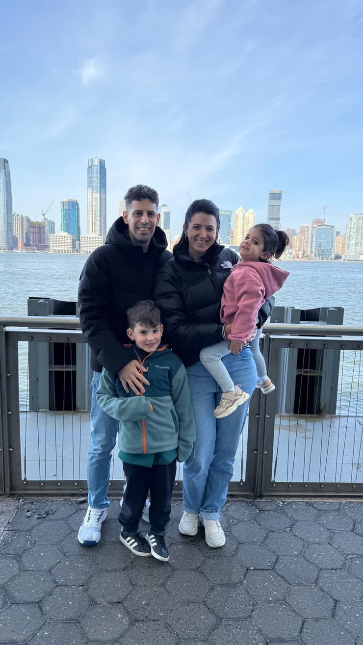 מייקל, שירלי והילדים. בתחילת המלחמה שירלי נשארה לבדה עם שני הילדים ומייקל נתקע בחו"ל (צילום: אלבום ביתי) מייקל ושירלי והילדים