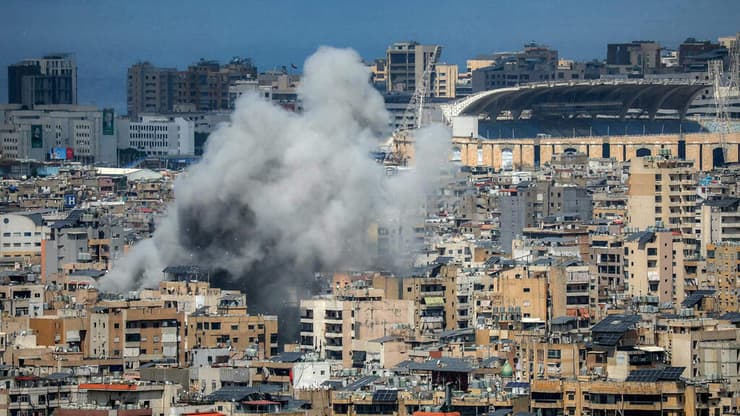 עשן עולה מהדאחייה (צילום: ibrahim AMRO / AFP) תקיפה דאחייה לבנון ביירות