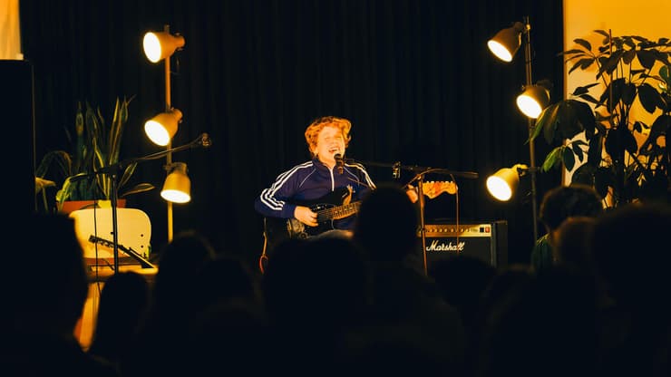 אולי זה נגמר? הילה רוח בהופעה בבית הצעירים (צילום: עידו אסולין, באדיבות מחלקת הצעירים של תל אביב) הילה רוח בהופעה בבית הצעירים בהרצל