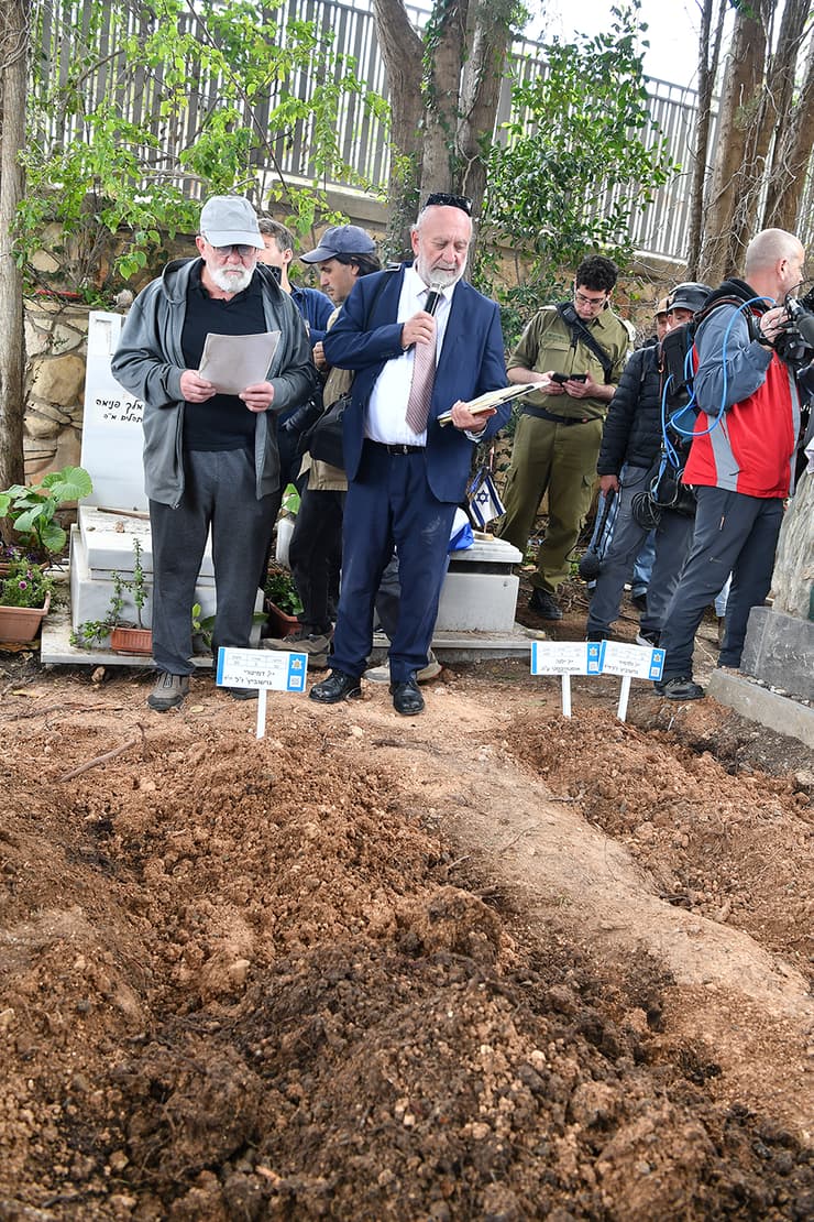 שלושה קברים, זה לצד זה (צילום: פאול אורלייב) בני משפחת גרשוביץ' מובאים למנוחות