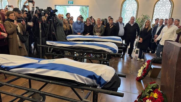 הלווייתם של משפחת גרשוביץ' בבית העלמין בחיפה