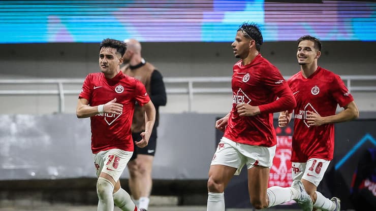 שיא היסטורי. שחקני הפועל ת"א חוגגים עם לויזוס לויזו (צילום: עוז מועלם) שחקני הפועל ת"א חוגגים עם לויזוס לויזו