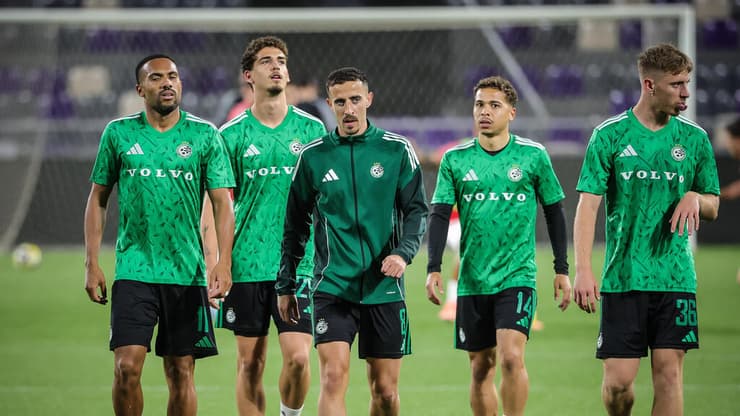 שחקני מכבי חיפה נבות רטנר, מנואל בנסון, דולב חזיזה, ינון פיינגזיכט, קנג'י גורה